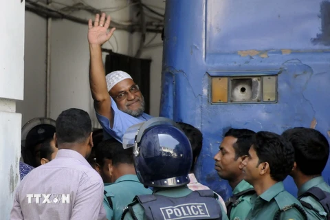 Thủ lĩnh Mir Quasem Ali (giữa ) tới phiên tòa xét xử tội phạm quốc tế ở Dhaka ngày 2/11/2014. (Nguồn: AFP/TTXVN)