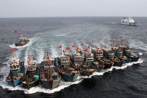 Các tàu cá Trung Quốc liên kết nhau chống lại cuộc truy đuổi của tàu tuần duyên Hàn Quốc hồi năm 2011. (Nguồn: AFP)