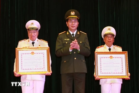 Đại tướng Trần Đại Quang trao tặng danh hiệu Anh hùng LLVTND cho các đồng chí trong lực lượng Công an nhân dân. (Ảnh: Doãn Tấn/ TTXVN)