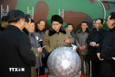  Nhà lãnh đạo Kim Jong-un gặp gỡ các nhà khoa học. (Nguồn: YONHAP/TTXVN)