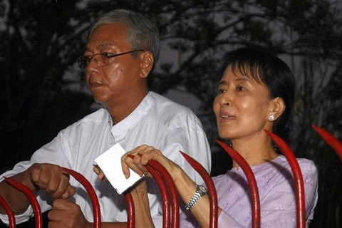 Ông Htin Kyaw chụp ảnh chung với bà Aung San Suu Kyi năm 2010. (Nguồn: AFP)