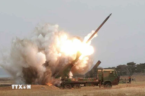 Triều Tiên bắn thử đạn pháo tầm xa từ bệ pháo đa nòng mới. (Nguồn: YONHAP/TTXVN)