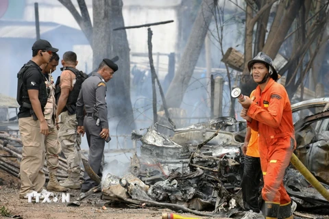 Cảnh sát Thái Lan điều tra tại hiện trường một vụ nổ bom ở Pattani. (Nguồn: AFP/TTXVN)