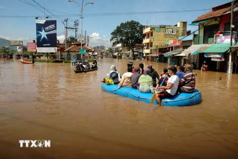 Người dân sơ tán khỏi các khu vực ngập lụt ở Bandung. (Nguồn: AFP/TTXVN)
