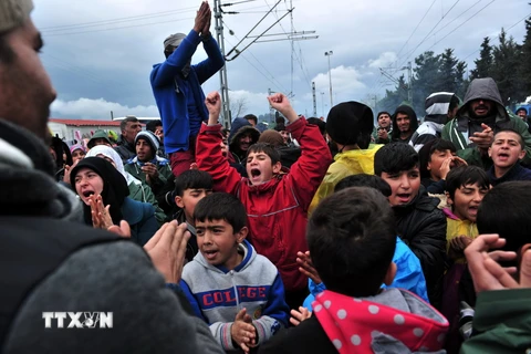 Người di cư bị mắc kẹt tại khu vực biên giới Hy Lạp- Macedonia ngày 9/3. (Nguồn: AFP/TTXVN)