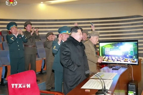 Nhà lãnh đạo Triều Tiên Kim Jong-Un (giữa) thị sát việc phóng tên lửa đẩy mang theo vệ tinh quan sát Trái đất Kwangmyong 4 ngày 7/2. (Nguồn: AFP/TTXVN)