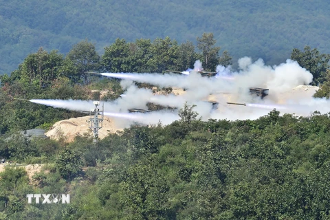 Binh sỹ Hàn Quốc bắn tên lửa trong cuộc tập trận ở Pocheon. (Nguồn: AFP/TTXVN)