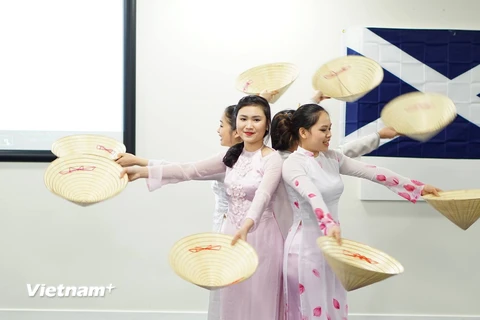 Tiết mục múa nón-áo dài của sinh viên Việt Nam. (Ảnh: Hội sinh viên Việt Nam tại Glasgow cung cấp)
