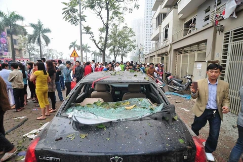 Một chiếc ôtô bị hư hỏng nặng vì sức ép vụ nổ. (Ảnh: Minh Sơn/Vietnam+)