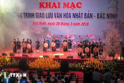 Các liền anh, liền chị Nhà hát Dân ca Quan họ Bắc Ninh biểu diễn Quan họ trong chương trình giao lưu văn hóa Nhật Bản-Bắc Ninh. (Ảnh: Thái Hùng/TTXVN)
