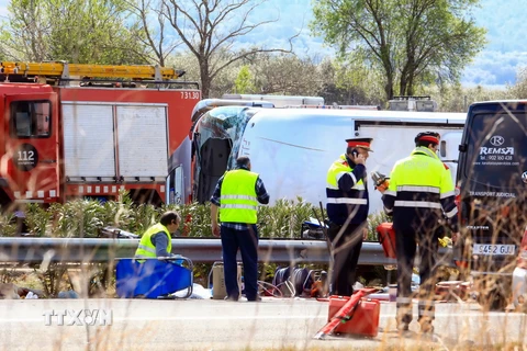 Cảnh sát và nhân viên cứu hộ tại hiện trường vụ tai nạn. (Nguồn: AFP/TTXVN)