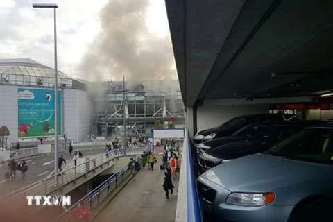 Khói bốc lên từ sân bay Brussels sau hai vụ nổ ngày 22/3. (Nguồn: The Guardian/TTXVN)