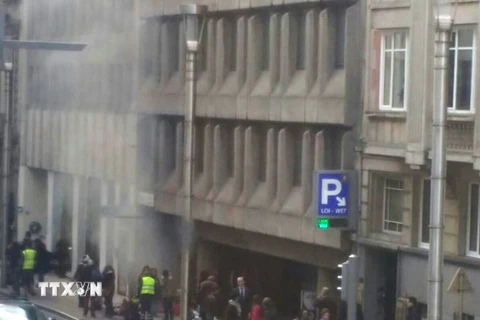 Khói bốc lên từ vụ nổ tại ga tàu điện ngầm ở Maalbeek, thủ đô Brussels ngày 22/3. (Nguồn: AFP/ TTXVN)