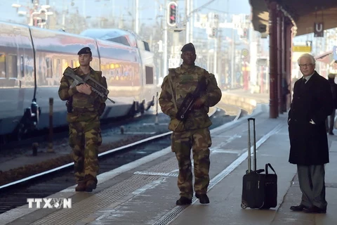 Nhân viên an ninh Pháp tuần tra tại ga tàu điện ngầm ở Strasbourg, miền đông nước này sau vụ tấn công khủng bố ở Bỉ ngày 22/3. (Nguồn: AFP/TTXVN)