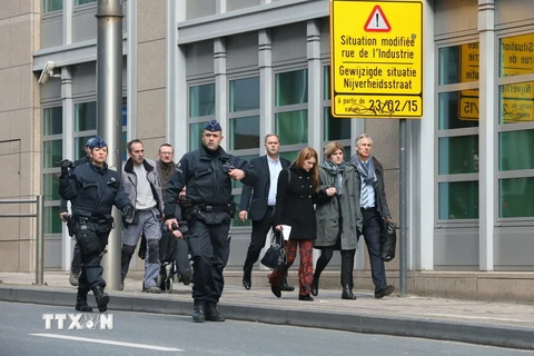 Cảnh sát Bỉ sơ tán người dân gần ga tàu điện ngầm Maalbeek sau vụ nổ. (Nguồn: AFP/TTXVN)