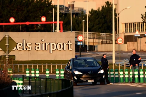 Cảnh sát Bỉ gác tại sân bay Zaventem sau vụ đánh bom kép một ngày trước. (Nguồn: AFP/TTXVN)