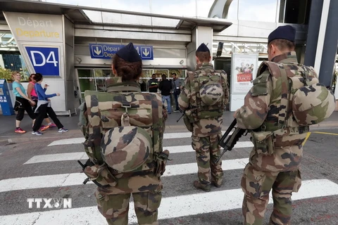 Nhân viên an ninh được tăng cường tại sân bay quốc tế Riviera, thành phố Nice, Pháp sau loạt vụ tấn công khủng bố ở Bỉ ngày 22/3. (Nguồn: AFP/TTXVN)
