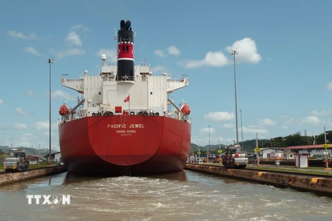 Tàu chở hàng đi qua Kênh đào Panama năm 2012. (Nguồn: AFP/TTXVN)