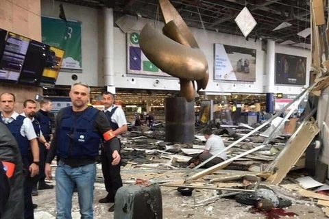 Hiện trường bên trong sân bay Brussels sau vụ tấn công khủng bố ngày 22/3. (Nguồn Twitter)