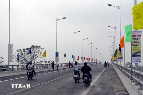 Cầu Tân Phong bắc qua sông Đào, Nam Định - được xây dựng bằng nguồn vốn ODA của Chính phủ Nhật Bản. (Ảnh: Văn Đạt/TTXVN)