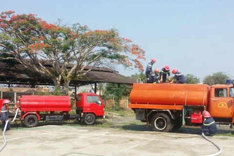 Lâm Đồng dùng xe cứu hỏa tiếp nước cho dân ở vùng khô hạn