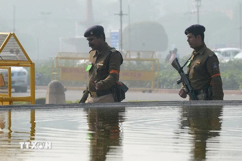Cảnh sát Ấn Độ gác gần tòa nhà Quốc hội ở New Delhi. (Nguồn: AFP/TTXVN)