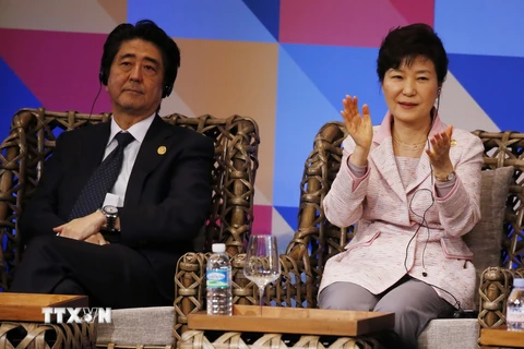 Tổng thống Hàn Quốc Park Geun-Hye và Thủ tướng Nhật Bản Shinzo Abe. (Nguồn: AFP/TTXVN)