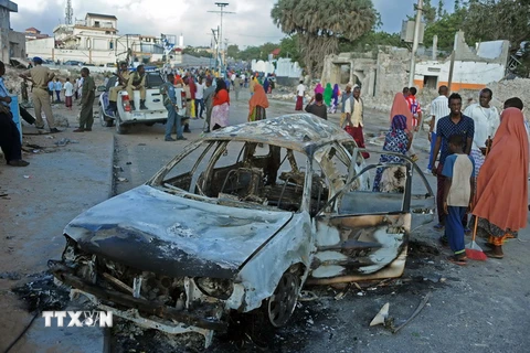 Hiện trường một vụ đánh bom xe ở Mogadishu do nhóm al-Shabab thực hiện. (Nguồn: AFP/TTXVN)
