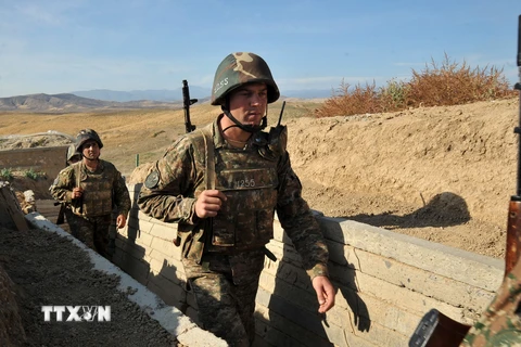 Binh sĩ Armenia đi dọc chiến hào tại khu vực giới tuyến với Azerbaijan ở Nagorny Karabakh. (Nguồn: AFP/TTXVN)