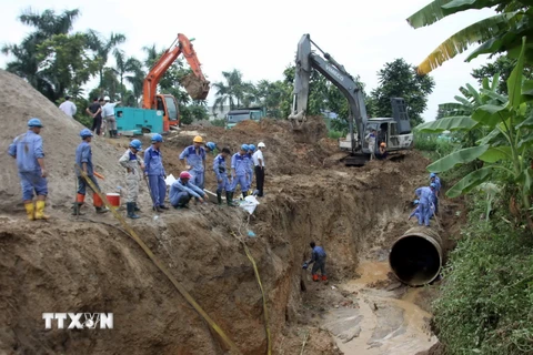 Hiện trường vỡ đường ống nước sông Đà tháng 8/2015. (Ảnh: Tuấn Anh/TTXVN)