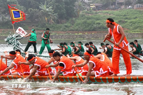 Các đội chải tranh tài tại Hội thi bơi chải Việt Trì mở rộng lần thứ nhất. (Ảnh: Trung Kiên/TTXVN)