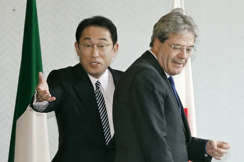 Ngoại trưởng Nhật Bản Fumio Kishida và người đồng cấp Italy Paolo Gentiloni. (Nguồn: dailymail.co.uk)