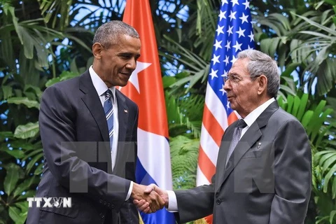 Chủ tịch Cuba Raul Castro và Tổng thống Mỹ Barack Obama tại Cung điện Cách mạng ở thủ đô La Habana. (Ảnh: AFP/TTXVN)