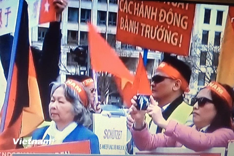 Hình ảnh cuộc biểu tình được đưa trên kênh truyền hình RBB. (Ảnh: Nguyên Đức/Vietnam+)
