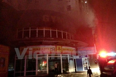 Cháy tòa chung cư Vimeco nằm trên đường Nguyễn Chánh, Cầu Giấy. (Ảnh: Minh Sơn/Vietnam+)