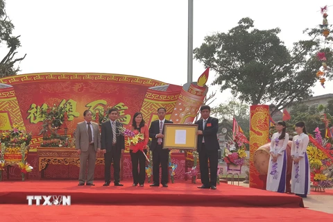 Lễ trao bằng công nhận bức giá tượng Lạc Long Quân là Bảo vật quốc gia. (Ảnh: Đinh Thị Thuận/TTXVN)