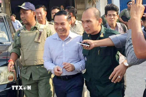 Ông Um Sam An (thứ 2, trái) bị cảnh sát áp giải tại thủ đô Phnom Penh, Campuchia ngày 11/4. (Nguồn: THX/TTXVN)