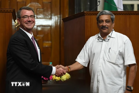Bộ trưởng Quốc phòng Ấn Manohar Parrikar (phải) và Bộ trưởng Quốc phòng Mỹ Ashton Carter (trái) sau cuộc họp báo chung ở New Delhi. (Nguồn: AFP/TTXVN)