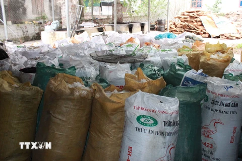Mỡ bẩn chứa trong các bao tải phát hiện tại một cơ sở chế biến tại Hà Nội. (Nguồn: TTXVN)