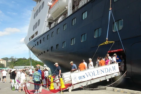 Du khách quốc tế từ tàu Volendam xuống cảng Nha Trang. (Ảnh: Nguyên Lý/TTXVN)