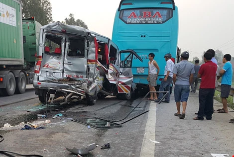Nghệ An: Tai nạn liên hoàn giữa 3 ôtô khiến 8 người nhập viện