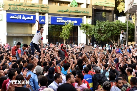 Biểu tình trước trụ sở của Hội Nhà báo ở Cairo, phản đối chính phủ chuyển giao hai đảo cho Saudi Arabia. (Nguồn: THX/TTXVN)