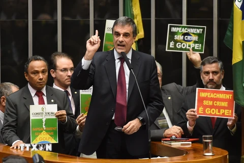 Tổng Chưởng lý Brazil Jose Eduardo Cardozo (giữa) phát biểu tại phiên họp Hạ viện ở thủ đô Brasilia ngày 15/4. (Nguồn: AFP/TTXVN)