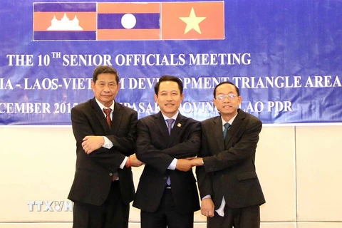 Các trưởng đoàn tại Hội nghị SOM tăng cường hợp tác thúc đẩy Tam giác Phát triển tại Lào tháng 12/2015. (Ảnh: Phạm Kiên/TTXVN)
