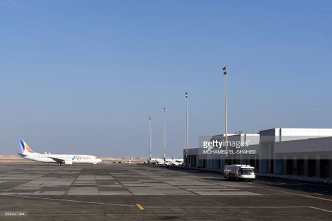 Một chiếc máy bay nằm trên đường băng của sân bay quốc tế Hurghada tại khu nghỉ mát Biển Đỏ của Ai Cập. (Nguồn: AFP)