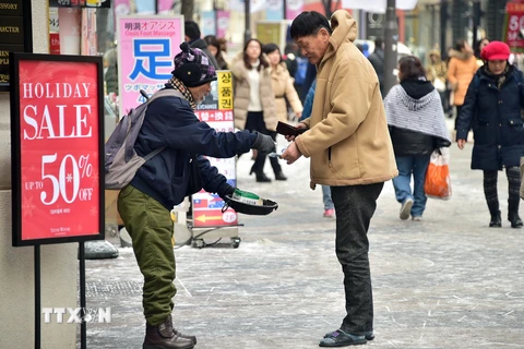 Người dân Hàn Quốc mua bán hàng hóa tại thủ đô Seoul ngày 26/1. (Nguồn: AFP/TTXVN)