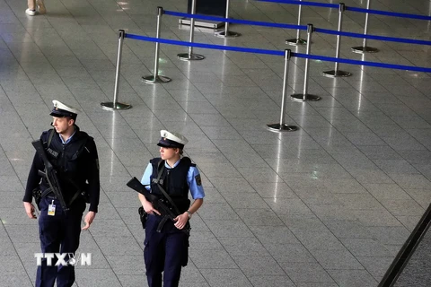 Cảnh sát Đức tăng cường an ninh tại sân bay Frankfurt. (Nguồn: THX/TTXVN)