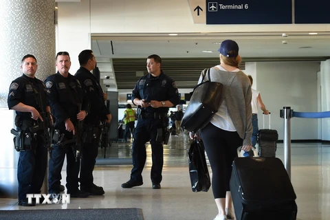 Cảnh sát tuần tra tại sân bay quốc tế Los Angeles, bang California. (Nguồn: AFP/TTXVN)