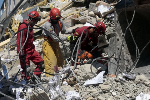 Lực lượng cứu hộ chuyển thi thể nạn nhân trận động đất tại Portoviejo, Manabi, Ecuador ngày 19/4. (Nguồn: AFP/TTXVN)