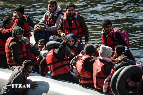 Người tị nạn Syria tìm cách vượt biển Aegean đến đảo Lesbos từ bờ biển Ayvacik ở Canakkale, Thổ Nhĩ Kỳ, ngày 28/2. (Nguồn: AFP/TTXVN)